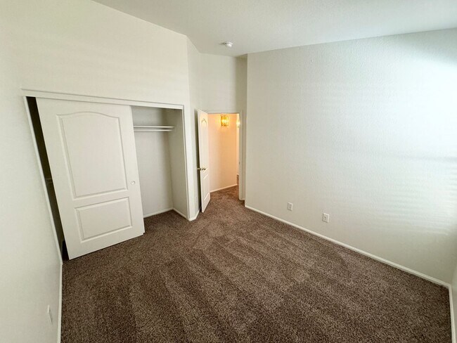 Building Photo - Fantastic 4 Bedroom/2 Bath Single Level Ho...