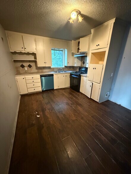 Building Photo - 6003 Sayle St