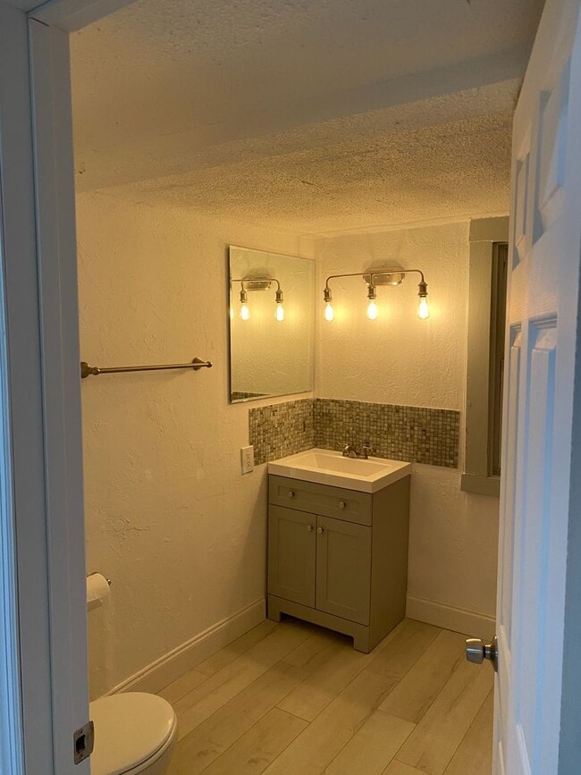 Building Photo - CHARMING 2 BEDROOM 1 BATH APARTMENT HOME - $500 OFF FIRST MONTH RENT!