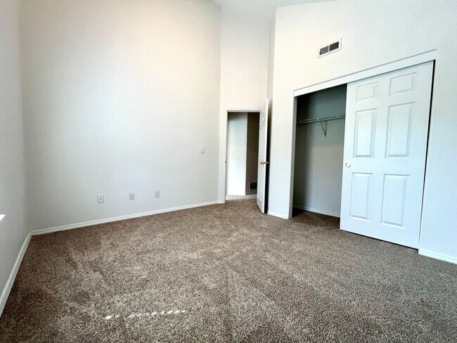 Building Photo - Spacious, Updated Townhome in Prime Beaverton Location!