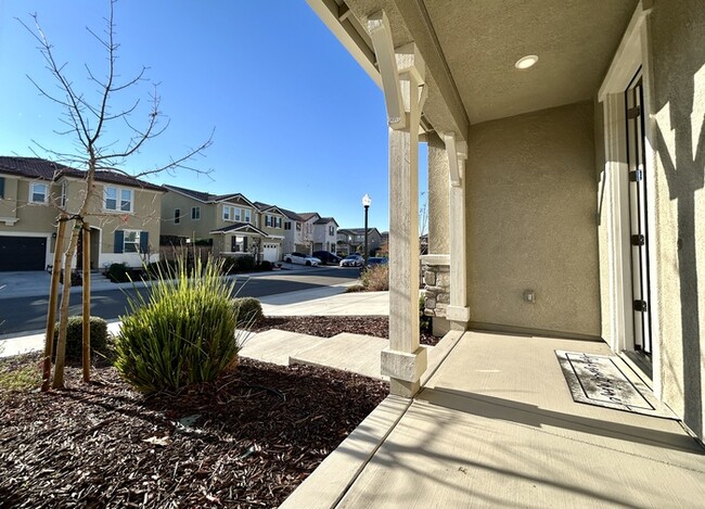 Building Photo - Beautiful 3 Bedroom 2.5 Bathroom WITH SOLAR