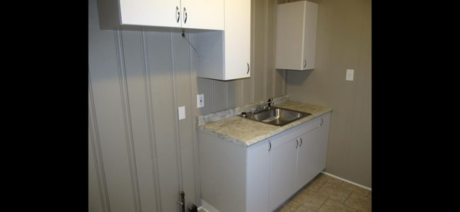 Building Photo - 10706 Hickman Mills Dr