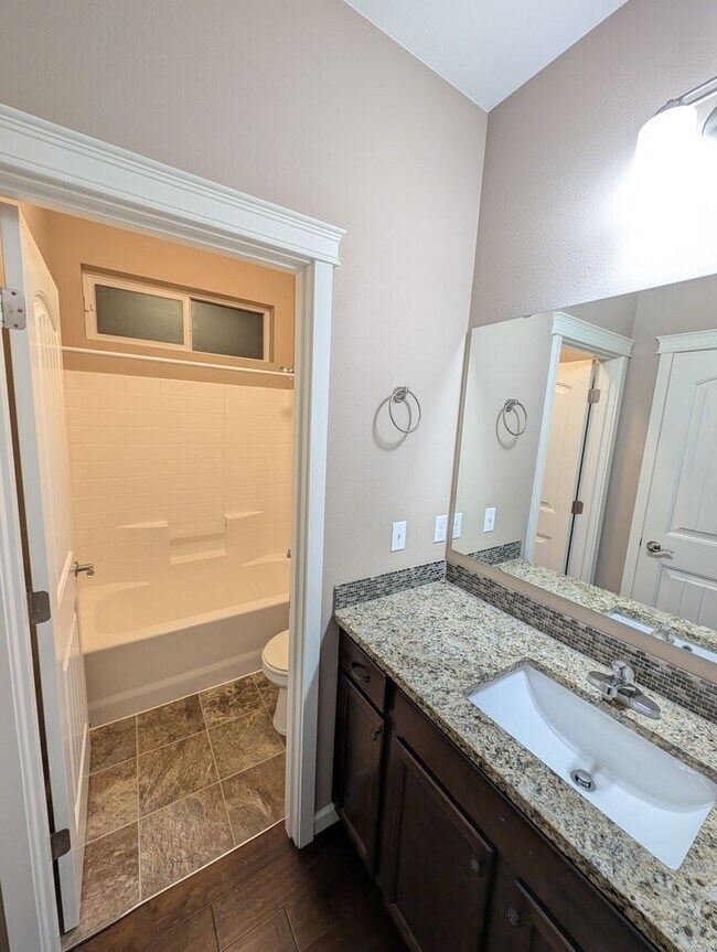 Building Photo - Almost 2500 SQ Feet of Space for ALL of your needs! Avail for Rent in Bremerton!