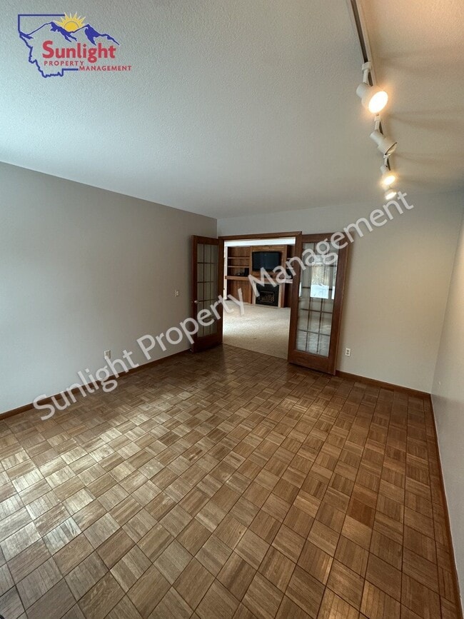 Building Photo - 4-Bedroom Retreat with 3.5 Baths in Billings – 4,378 Sq. Ft. of Comfort on Rimrock Road!
