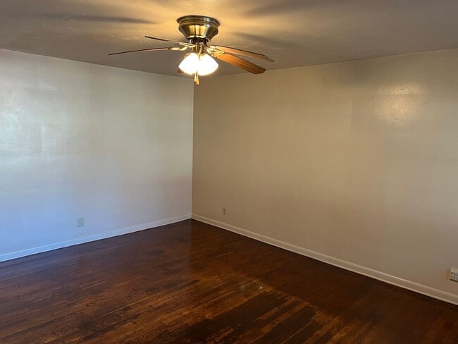 Building Photo - WOW!  3 bedroom! Glendale schools! SE!  $1...