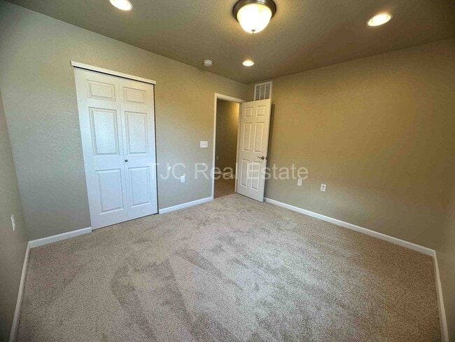 Building Photo - Fenced Side Yard!