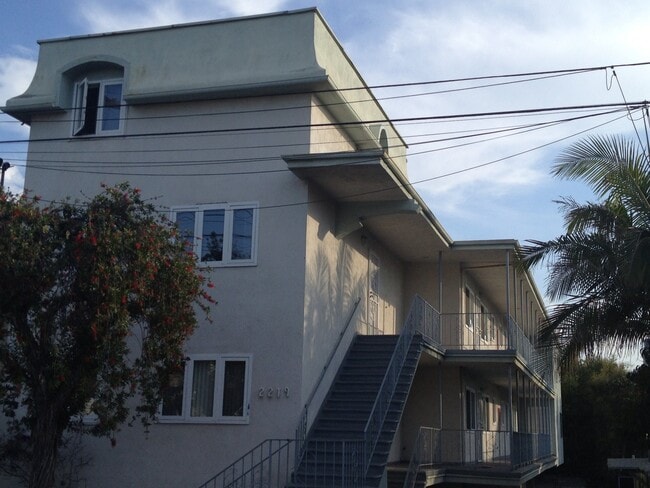 Quiet Building 4 Blocks from Ocean - 2219 4th St