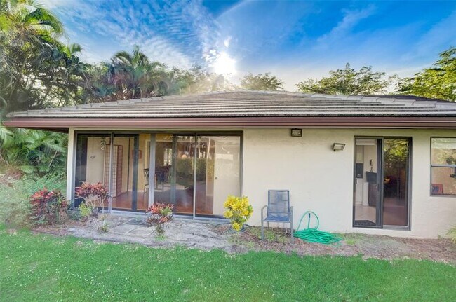 Building Photo - 5051 Pine Dr