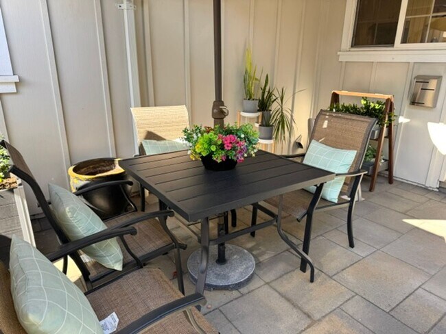 Building Photo - Beautiful 3 bedroom, 2 bath single level home in the Woodlands-Walnut Creek