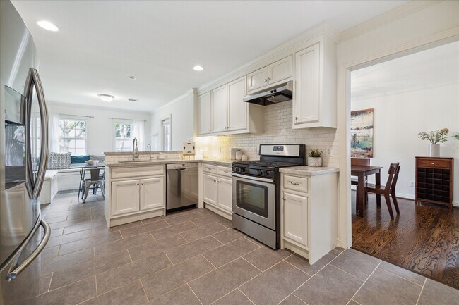 Building Photo - 3215 Castlewood St