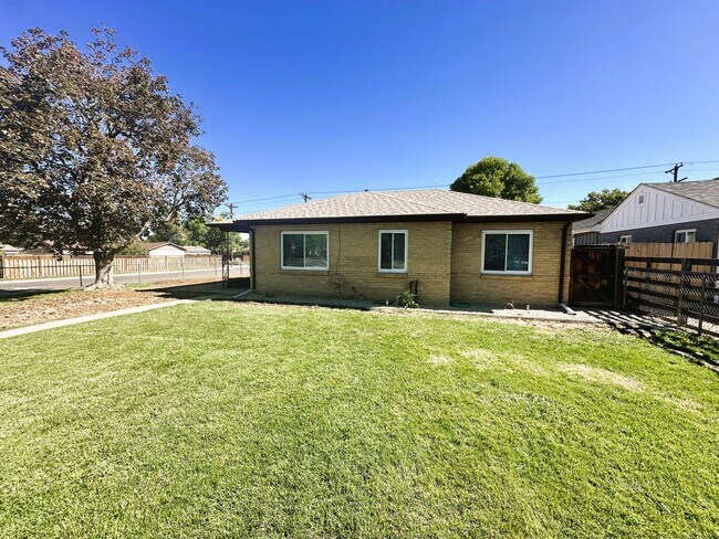 Building Photo - 3 Bed 1 Bath Ranch in North Park Hill! (Av...