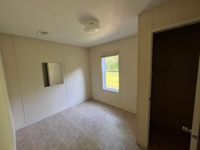 Building Photo - 129 Genes Ln