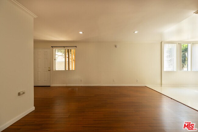 Building Photo - 1233 Barry Ave