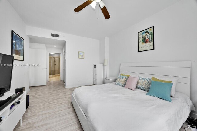 Building Photo - 888 Brickell Key Dr