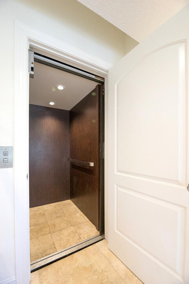 Building Photo - 247 S Ocean Blvd