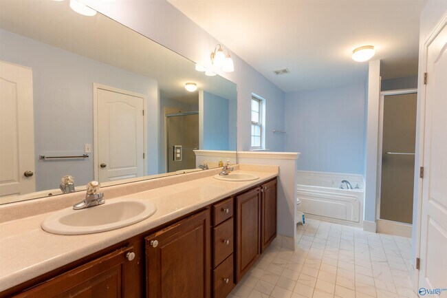 Building Photo - 2524 Oak Pl Dr SE