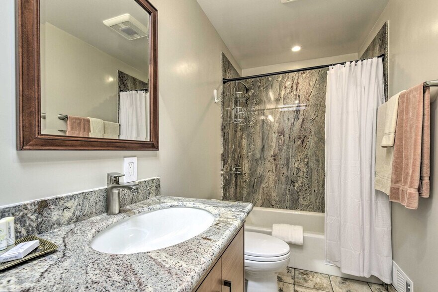 Building Photo - 2606 Bayview Dr