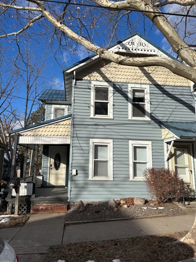 Building Photo - 308 Pleasant St