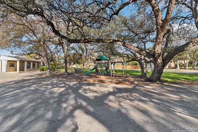Building Photo - WHISPERING OAKS GARDEN HOME