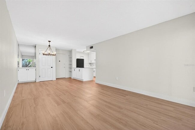 Building Photo - 2302 S Manhattan Ave