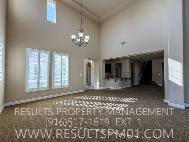 Building Photo - Elegance and spacious Mini Mansion