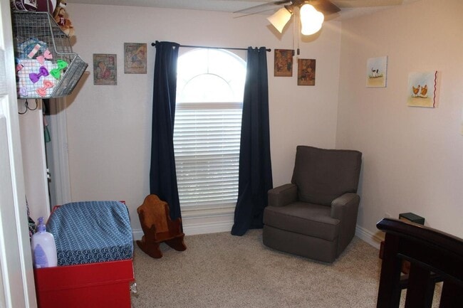 Building Photo - Available JULY 1st! Beautiful clean open concept home!