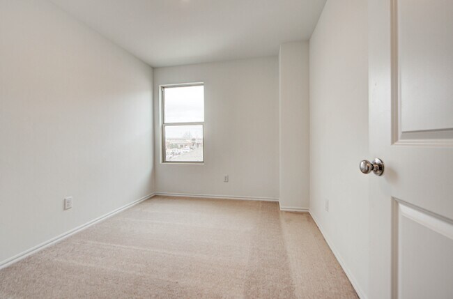 Building Photo - 2011 Delphine Dr