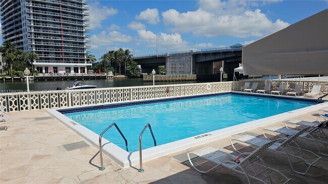 Building Photo - 1825 S Ocean Dr