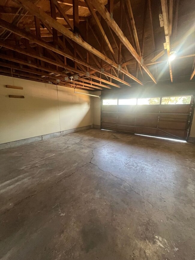 Building Photo - 3-Bedroom 2-Bathroom Single family home in...