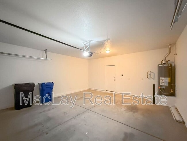 Building Photo - 1009 E Iris Dr