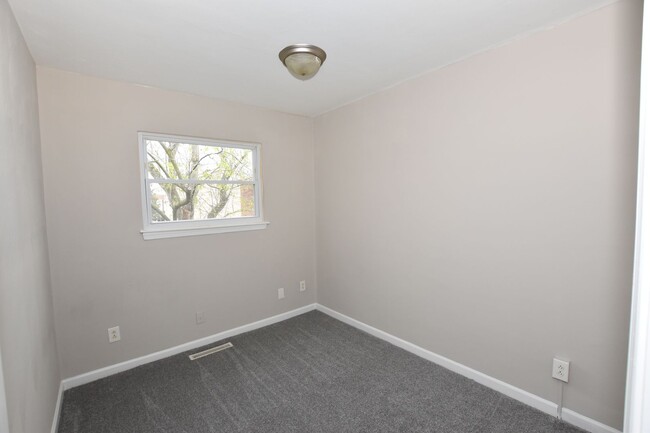 Building Photo - 3 Bedroom 1.5 bathrooms