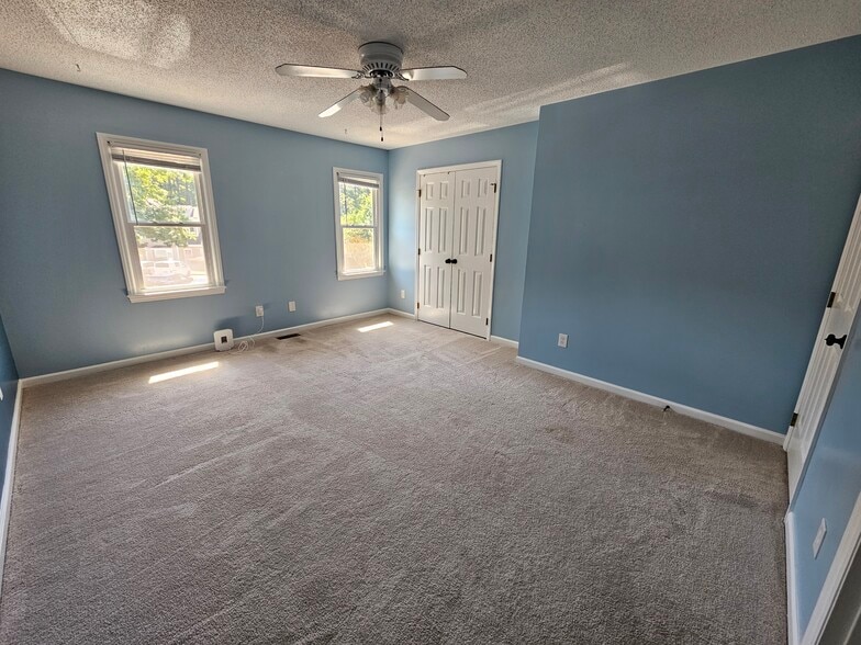 Building Photo - 117 Forest Oaks Dr