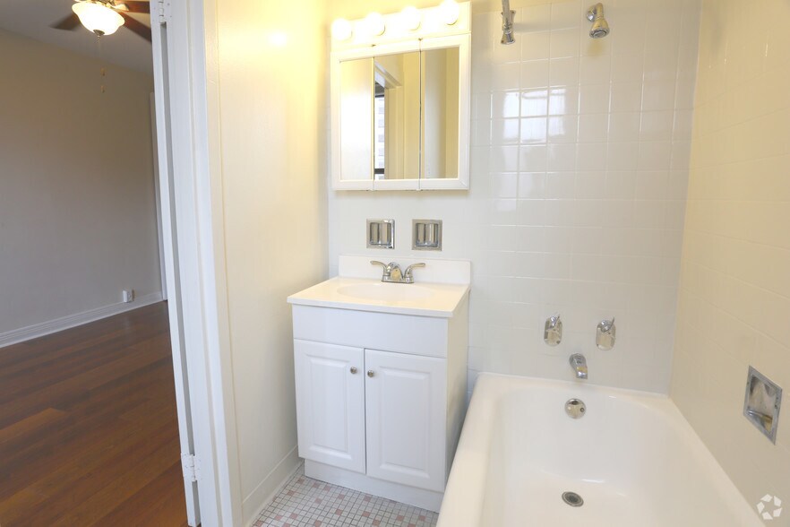 Times Square Apartments 869 W Buena Ave Chicago IL 60613 Apartment