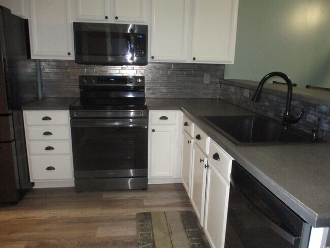 Building Photo - 5846 Longwood Dr