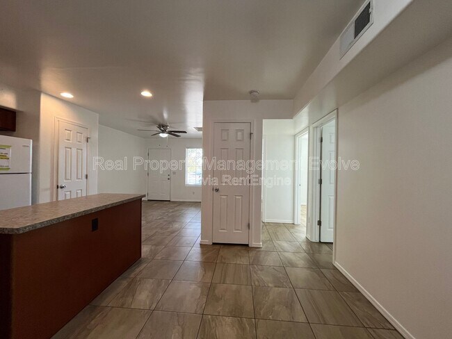 Building Photo - 10402 N 9th Ave