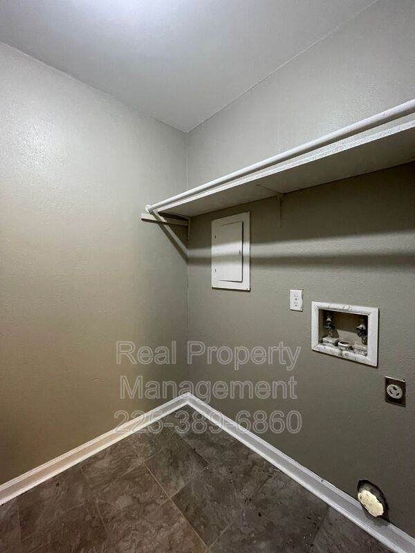 Building Photo - 14437 Locust St