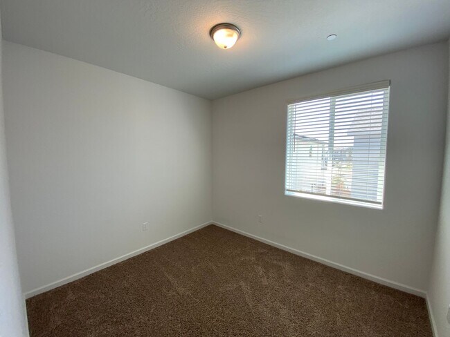 Building Photo - Corner lot Woodside Home in NW Visalia com...