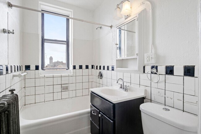 Building Photo - 28 E 16th St