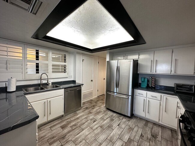 Building Photo - Furnished 3 Bedroom Condo across from Golf...