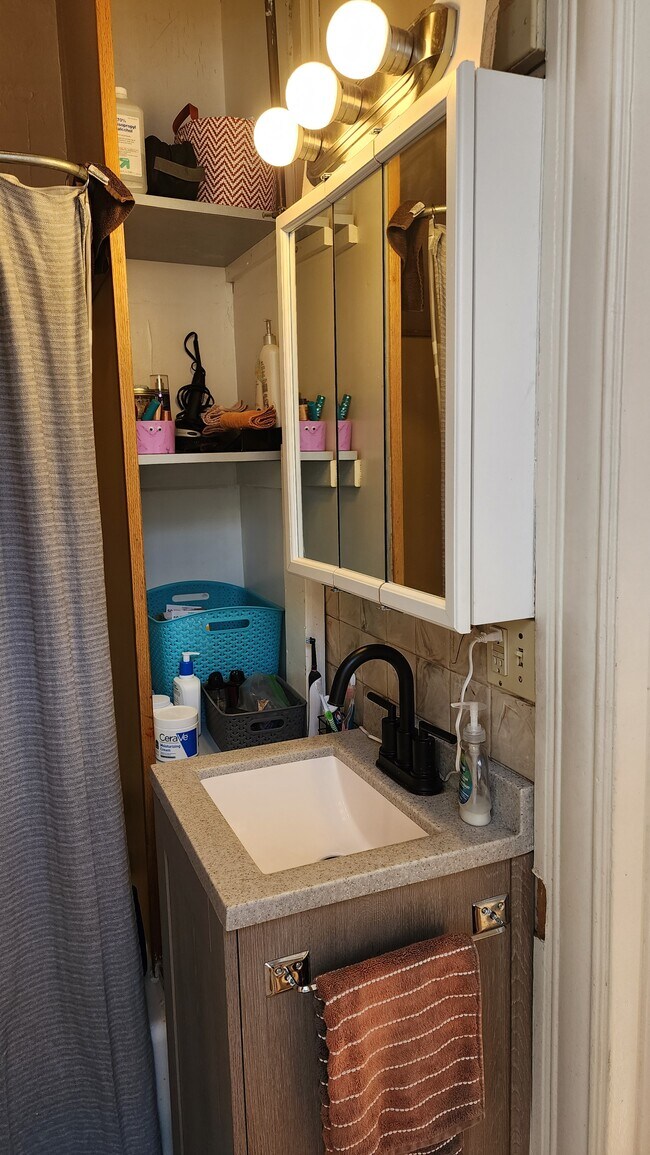 Building Photo - 1410 Breda Ave