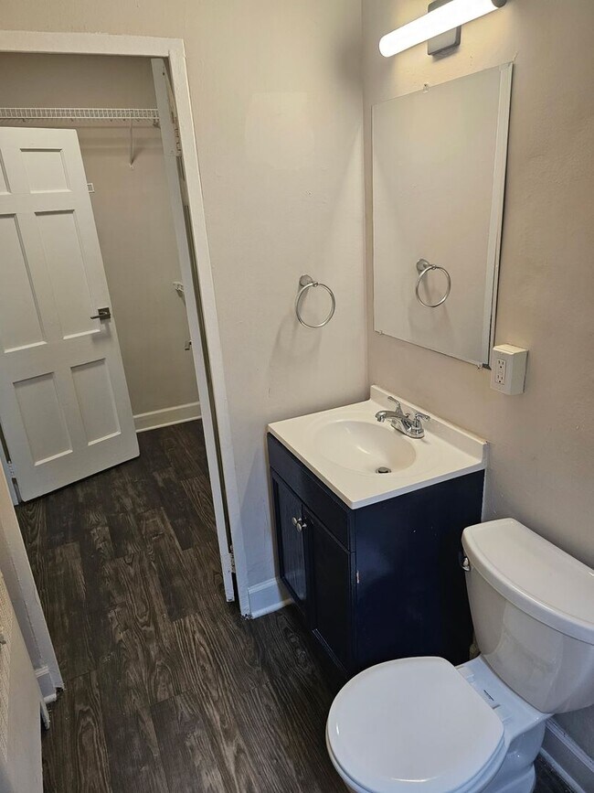 Building Photo - Updated Studio Apt in Dogtown!