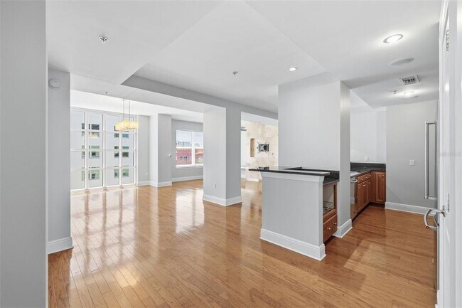 Building Photo - 1227 E Madison St