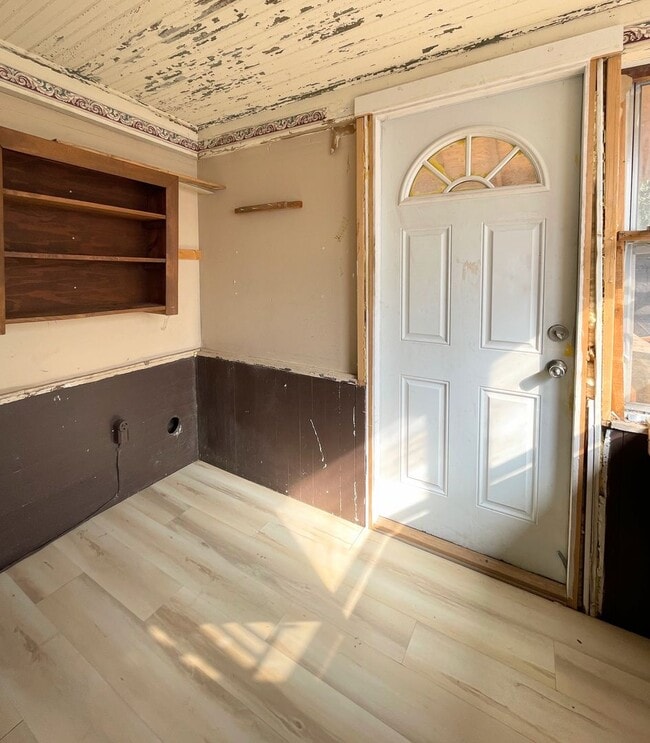 Building Photo - Updated 2-Bed, 1-Bath House