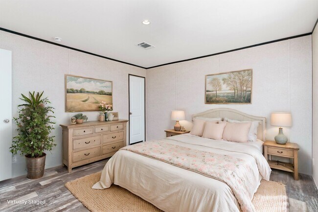 Building Photo - Huge 5 Bedroom 3 Bathroom Hastings Home Located w/ 1 Acre