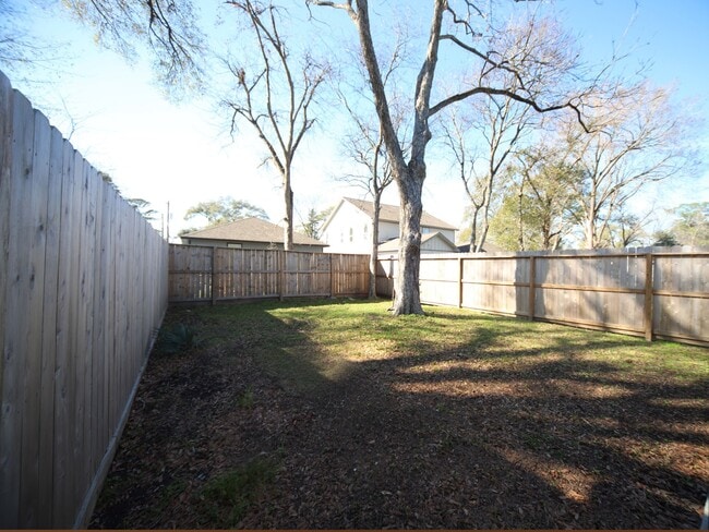 Building Photo - 6709 Greenhurst St