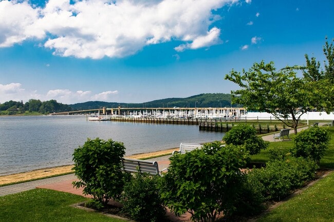 Building Photo - 11 Lakeside Ave