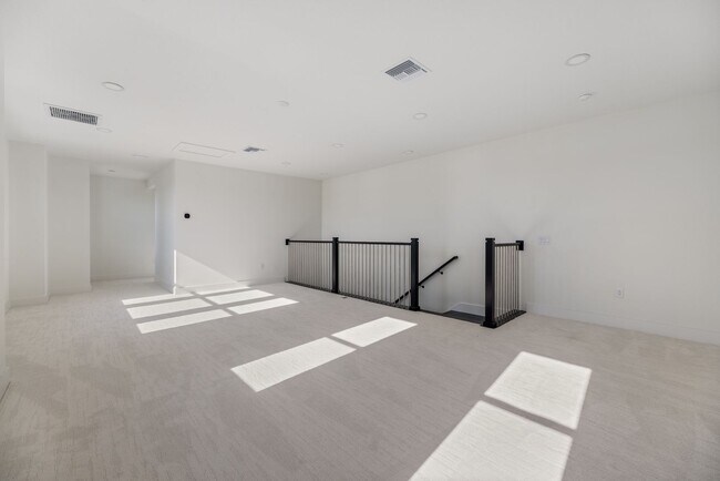Building Photo - Brand New spacious 4bd/3.5bth Sarasota Hom...