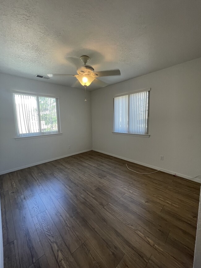 Building Photo - 2900 Vista Del Rey NE