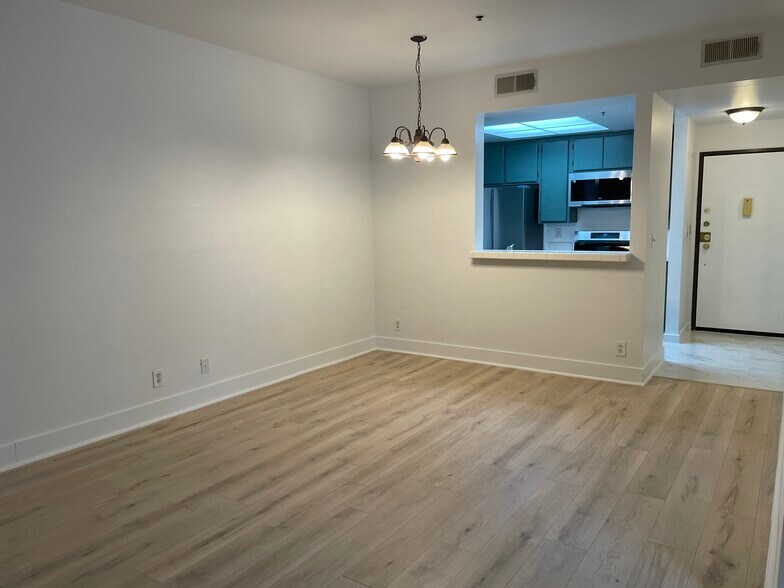 Building Photo - 525 S Berendo St