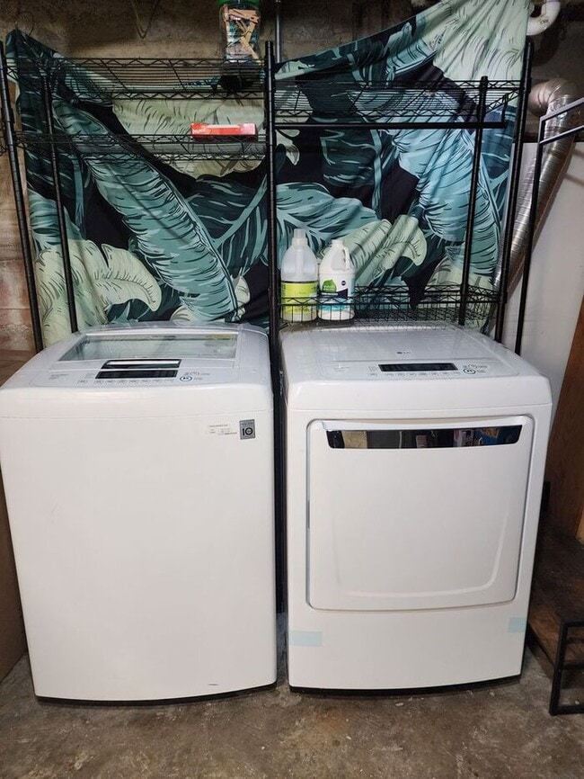 Building Photo - Beautiful and Spacious 3BR 2BA Home w/ Remodeled Kitchen • Patio & Fenced Yard in St. Matthews